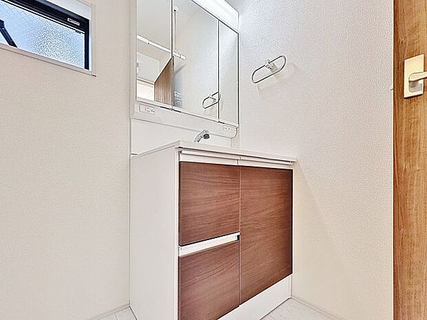 「パウダールーム」落ち着いた空間を演出するカラーと、ゆったり落ち着いてお使い頂ける広さが魅力のパウダールーム。居室からも独立しており、プライベート空間を保ちます。