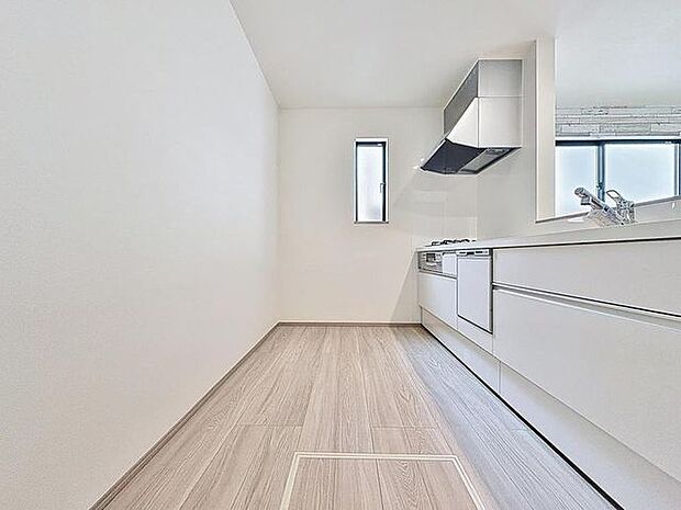 「美しく・使いやすい」優しい温もりを醸し出すカウンターキッチンは料理の為の配慮を散りばめられた仕様です。家事をしながらリビングの様子を見守れる安心感もあります。