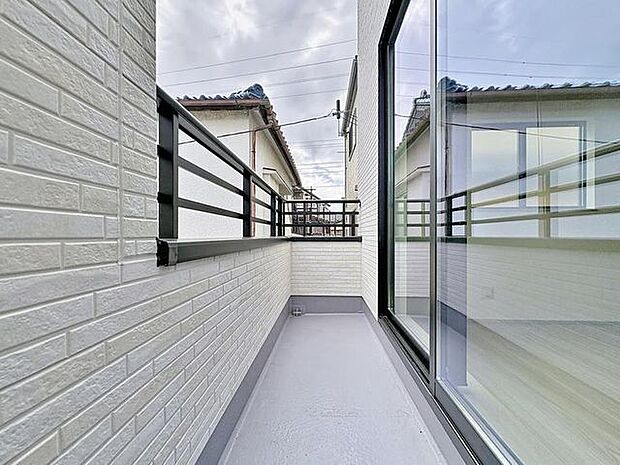 「開放感感じるバルコニー」頬をなでる優しい風を感じることが出来るバルコニー。つい深呼吸をしたくなる気持ちの良い眺望はこのお部屋の自慢です。