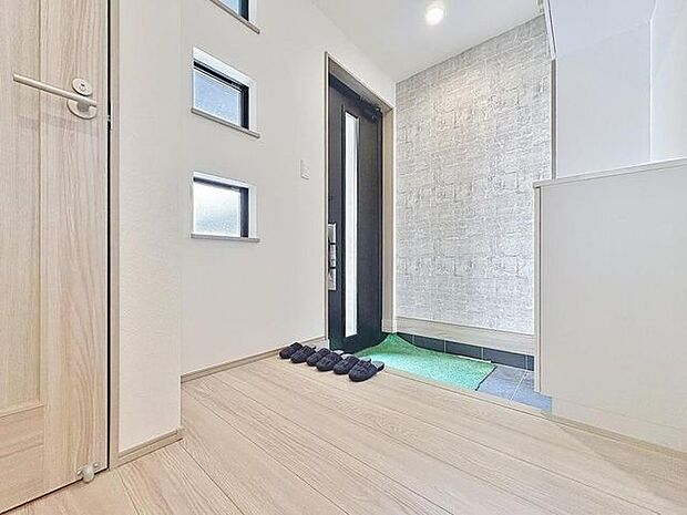 「玄関」清潔印象の玄関です。スペースを無駄なく活用し、使いやすいシューズボックスを設置しております。