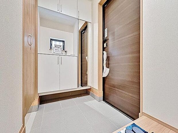 「玄関」人を迎え入れる最初の場所だからこそ、清潔感があり纏まった空間にして頂ける様にゆとりあるシューズボックスを設置しました。おでかけの時も帰宅の時も、すっきりとした玄関は気持ちが良いものです。