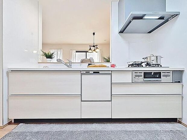 「キッチン」大型の冷蔵庫やレンジボードもしっかり置ける広々としたキッチンスペースが大事。ゆとりある空間で作業ができるとお料理の腕も日に日に上がりそうな気がしてきます。