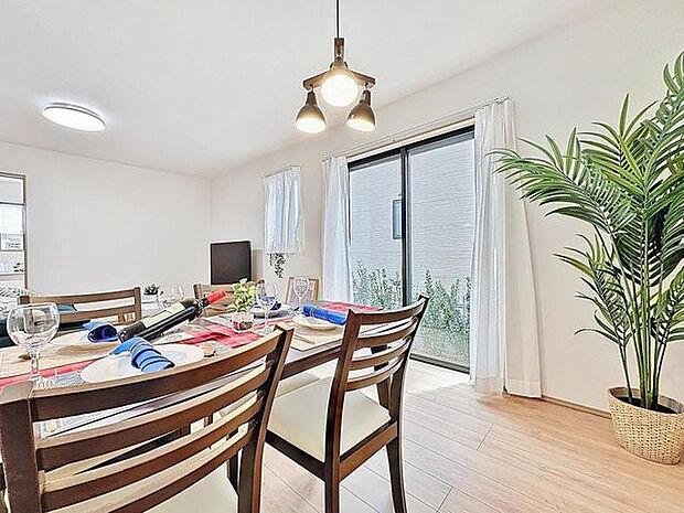 「寛ぎ空間。リビング」空気感という居心地の良いBGMは、心からのやすらぎと満足感を与えてくれます。通風と採光を考慮したリビングは地域の鼓動を感じながらお寛ぎ頂くことが可能です。