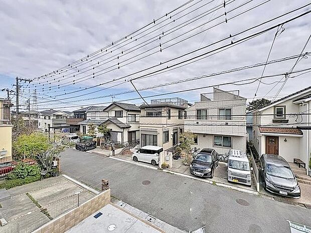 「穏やかな街並みの眺望」穏やかな街並みを一望しながら、爽やかな風と柔らかく降り注ぐ陽光を感じて頂けます。心地良い開放感が暮らしにゆとりと充足感をもたらします。