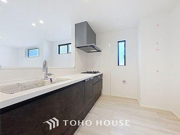 夫婦そろってキッチンに立っても調理がしやすく余裕の広さ。家事をしながら会話も弾みます。