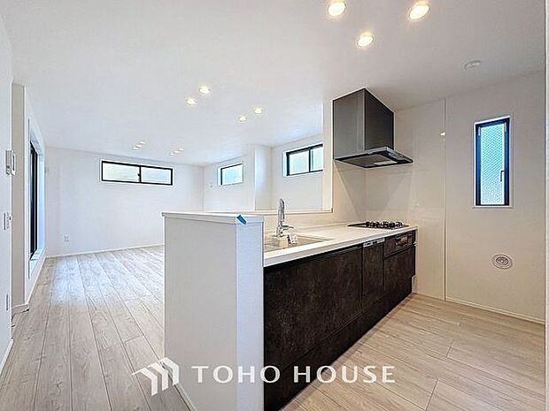 キッチンの収納は、デッドスペースになりやすい箇所を有効活用できる、スライド式収納を採用しました。