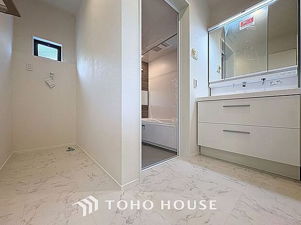 手で洗いたい大切な服など、広く使えると助かる洗面台は汚れの付きにくい形状と素材で造られております。