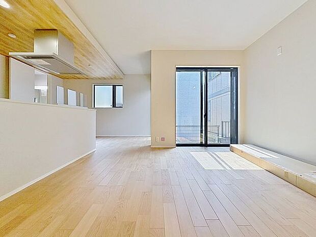 「癒し空間♪17帖LDK」空気感という居心地の良いＢＧＭは、心からのやすらぎと満足感を与えてくれます。通風と採光を考慮したリビングは地域の鼓動を感じながらお寛ぎ頂けます。