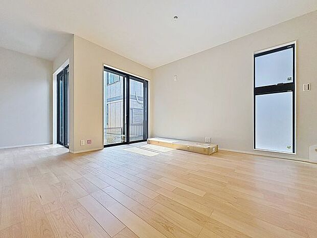 「リビングダイニング」柔らかな色合いが優しい雰囲気のお部屋は、格別の居心地の良さを感じて頂けます。採光窓から零れる陽光に癒されてください。