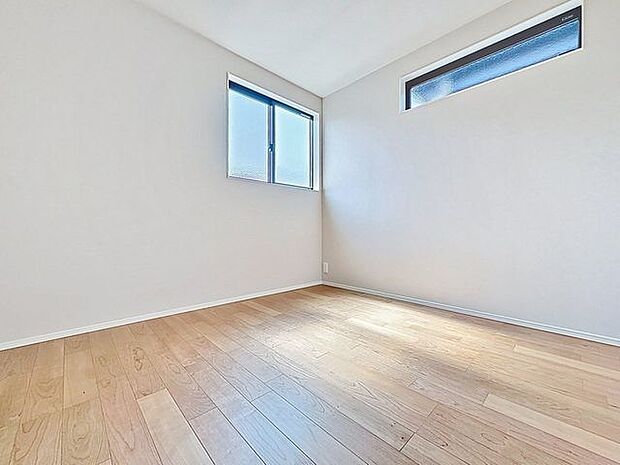 「快適なスペース」清潔感あるホワイトの壁紙クロスと温もり溢れる明るい印象の床材が見事に調和した本邸宅。毎日の生活を少しでも快適に過ごして頂ける様、飽きの来ない雰囲気が大切です。