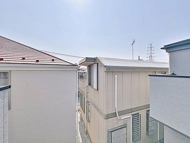 「眺望」頬をなでる優しい風を感じることが出来るバルコニー。つい深呼吸をしたくなる気持ちの良い眺望はこのお部屋の自慢です。もちろんお洗濯物を干すスペースとしても十分な広さがあります。