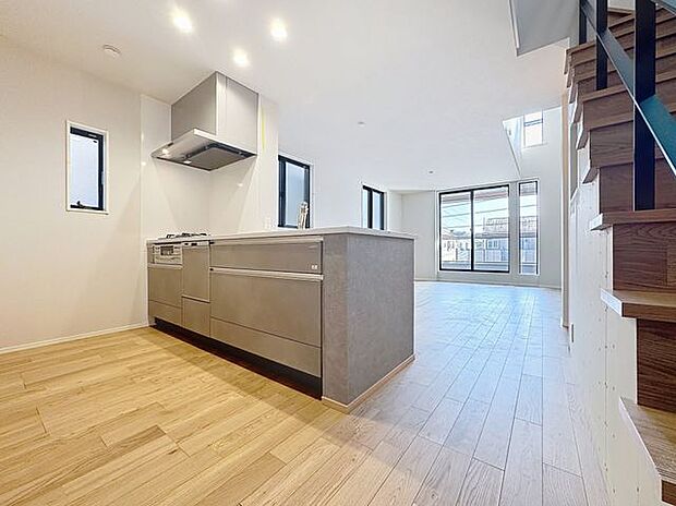 「オープンキッチン」お部屋の雰囲気に溶け込む、インテリアの一部のようなオープンキッチンです。リビングにいるご家族とのおしゃべりを楽しみながらの作業が可能です。