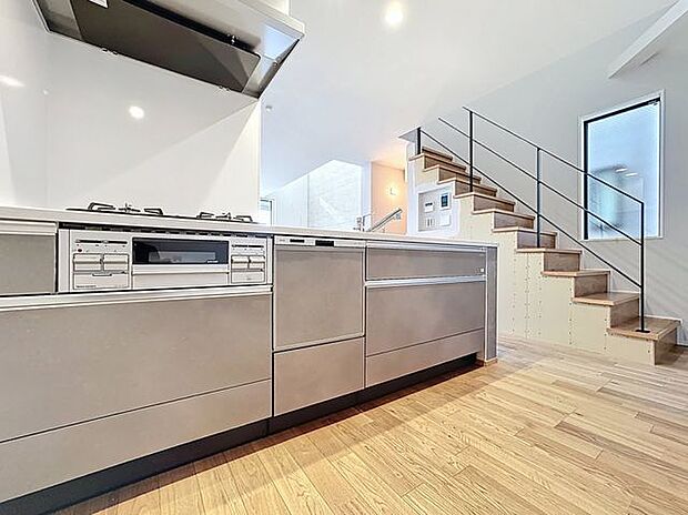 「家事時短の叶うキッチン◎」効率よくお料理ができる3口コンロ・食洗機・出し入れしやすいスライド収納を完備したシステムキッチン。確かな機能性を実感頂けます。