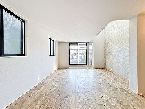 「開放感に満たされる・家族の和み空間」大切なご家族が集まるリビング。家族だんらんの時間が自然と増えそうなこだわりの空間です。