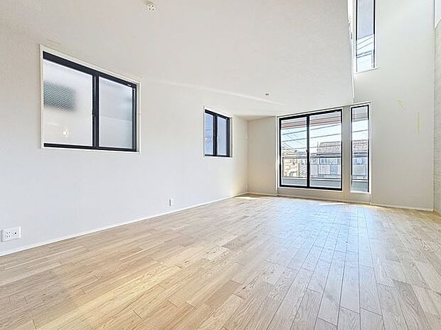 「上部吹き抜け×開放感」リビングの天井は吹き抜けになっています。視覚の抜けがあると、実際より空間を広く感じることができます。