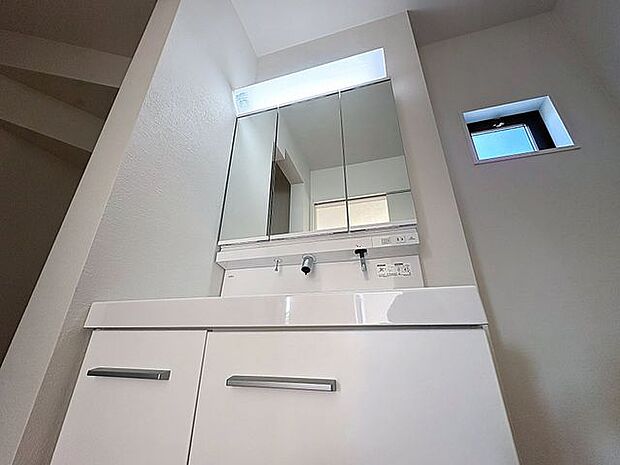 「洗面台」大きな鏡で朝の準備もばっちり。収納も多く、洗剤など日用品の保管にも便利です。