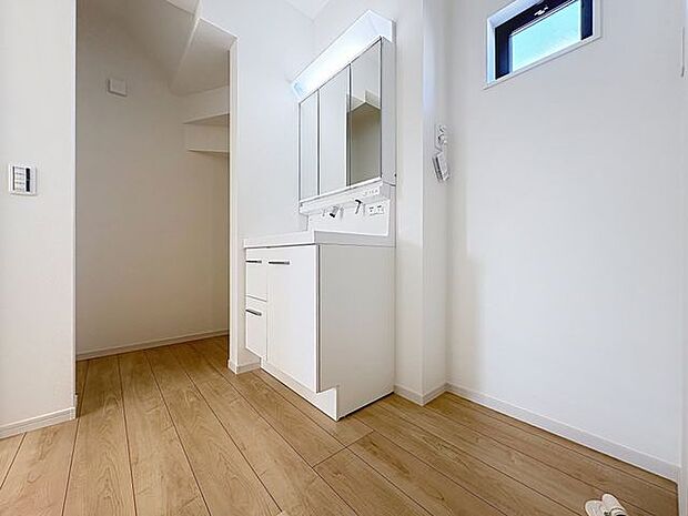 「窓あり×洗面所」湿気の多くなりやすい洗面所も、窓があることで換気が可能なので気持ちよくお使い頂けます。