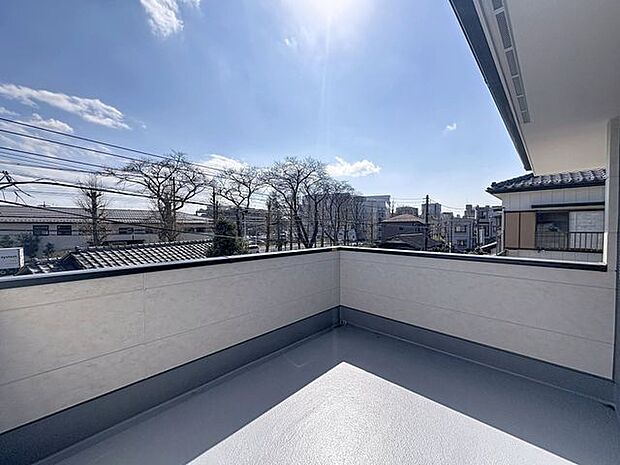 「~ルーフバルコニーのある暮らし~」広々としたルーフバルコニー。洗濯物を干すスペースが広いのはもちろん、お子様とレジャー遊び、ペットとの憩いの時間、様々な用途でお使いいただけます。