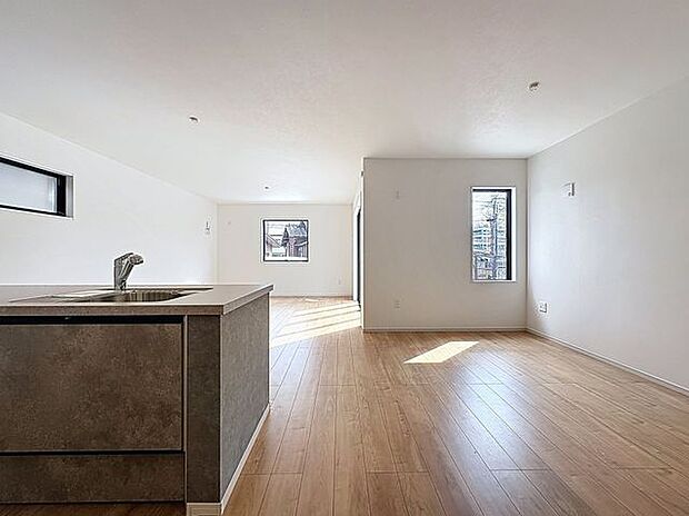 「22帖・ゆとりの広さ」広々約22帖のLDK。家族団らんの場やソファーでゆっくりとくつろぐスペースにオススメです。