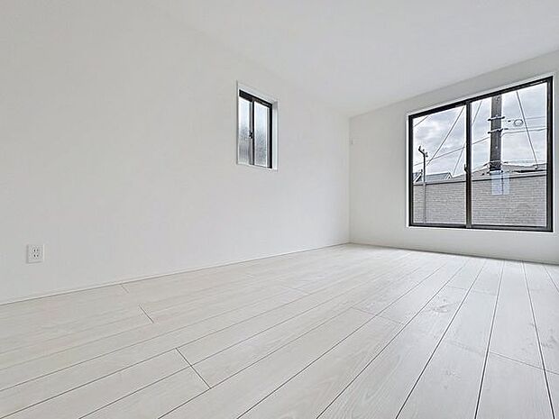 「バルコニーに面した居室」主寝室は十分な広さに加えて、快適に目覚められるよう、大きな採光窓を設けました。