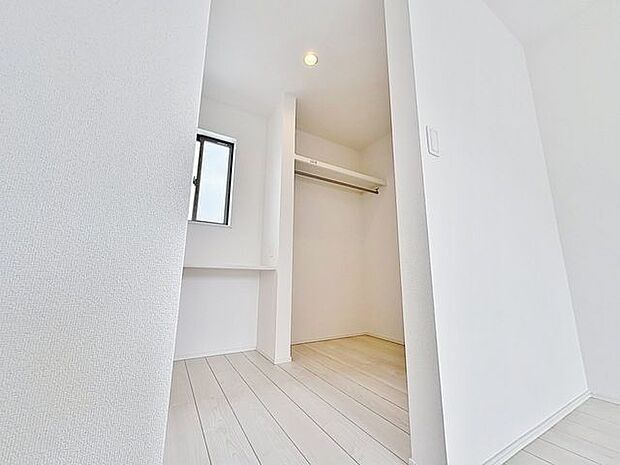 「ウォークインクローゼット」たっぷりと荷物が入るよう、ウォークインクローゼットを完備いたしました。