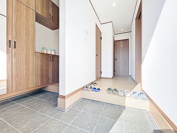 「玄関」清潔印象の玄関です。スペースを無駄なく活用し、使いやすいシューズボックスを設置しております。