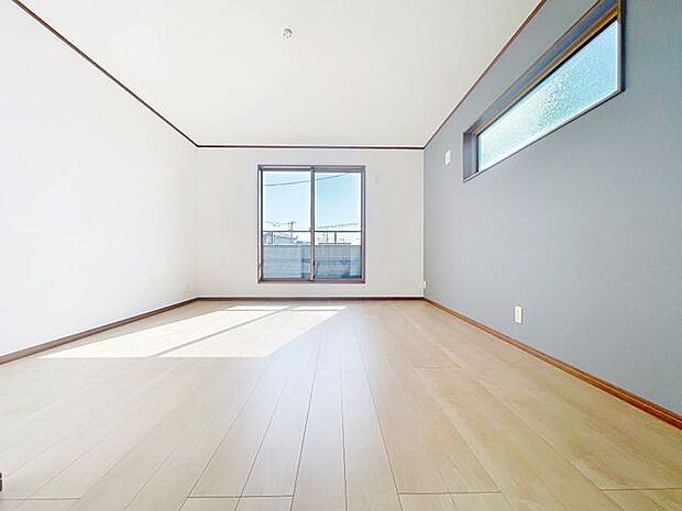 「バルコニーに面した居室」主寝室は十分な広さに加えて、快適に目覚められるよう、大きな採光窓を設けました。