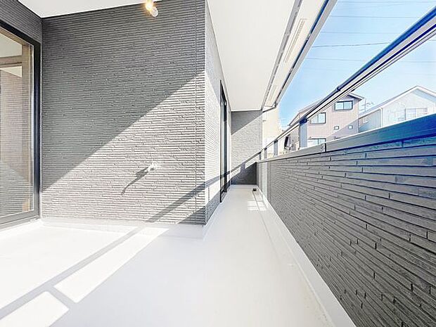 「バルコニー」都市型生活をより快適にコーディネートするかのように、周りの情景とマッチしたバルコニー。住まうご家族の心地よさを最優先したバルコニーでは様々な時間を楽しめます。