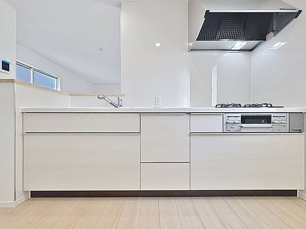 「対面式キッチン仕様」キッチンスペースは、ゆとりの広さを確保。開放的な対面式キッチンなので、ご家族との会話を楽しうことはもちろん、お子様を見守りながら家事時間を進められます。