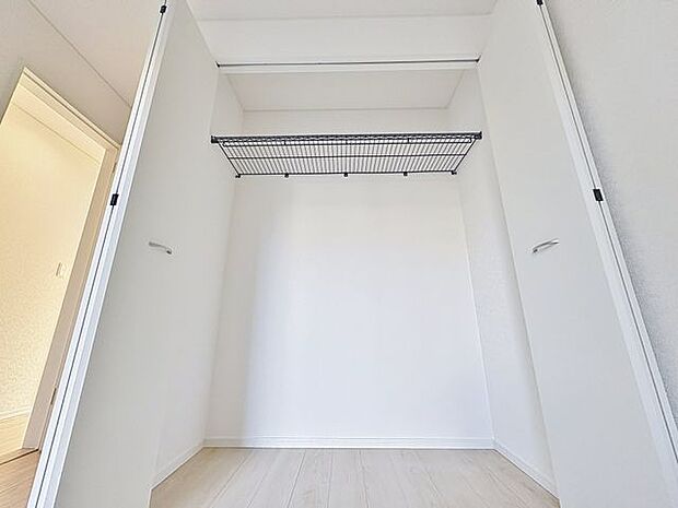 「収納」居室にはクローゼットを完備し、自由度の高い家具の配置が叶うシンプルな空間です。お子様の成長と必要になる子供部屋を与えるにはぴったりの間取りですね。