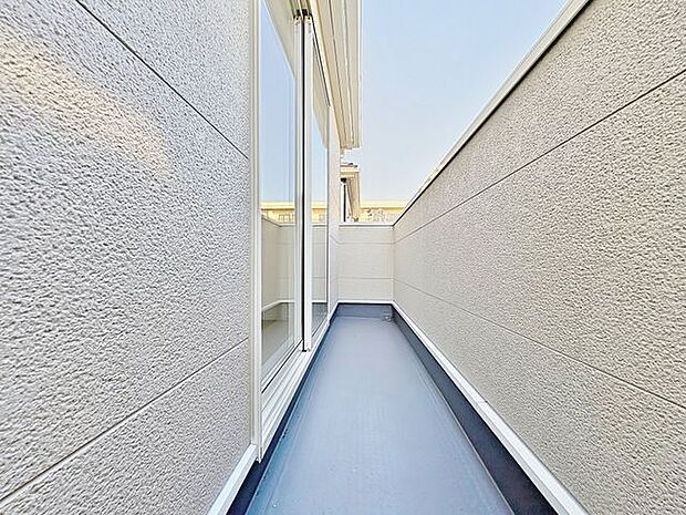 「開放感感じるバルコニー」頬をなでる優しい風を感じることが出来るバルコニー。つい深呼吸をしたくなる気持ちの良い眺望はこのお部屋の自慢です。