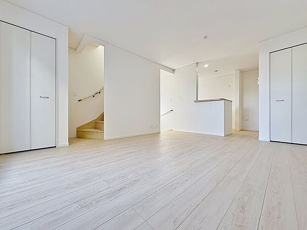 「15.3帖。ゆとりのLDK。。」広々約15帖のLDK。家族団らんの場やソファーでゆっくりとくつろぐスペースにオススメです。