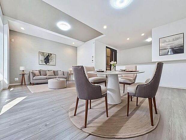 「ナチュラルテイスト×ダウンライト」天井に埋込タイプのダウンライトは、室内を広く感じさせ、お部屋を柔らかく照らし、上品な雰囲気を造ります。（画像内の家電・家具等はCGです。本物件には付帯されません。）