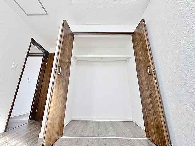 「収納豊富。」収納の多さも魅力です。使い勝手の良い収納を豊富に設置しております。居住スペースを充分に確保することができる為、ゆとりある室内で、ゆっくりとご寛ぎいただけます。