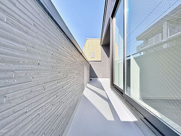 「バルコニー」都市型生活をより快適にコーディネートするかのように、周りの情景とマッチしたバルコニー。住まうご家族の心地よさを最優先したバルコニーでは様々な時間を楽しめます。