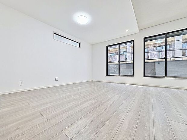 「2階。リビングダイニング」家族の会話や笑顔が行き交うリビングで、大きなソファやダイニングテーブルでゆったり食事をしたりくつろぎたい。そんな夢が叶えられる空間です。