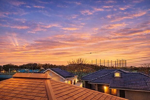 「穏やかな街並みの眺望」穏やかな街並みを一望しながら、爽やかな風と柔らかく降り注ぐ陽光を感じて頂けます。心地良い開放感が暮らしにゆとりと充足感をもたらします。