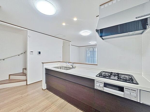 「機能的な収納が豊富なカウンターキッチン。」効率よくお料理ができるコンロ・収納を完備したシステムキッチン。確かな機能性を実感頂けます。