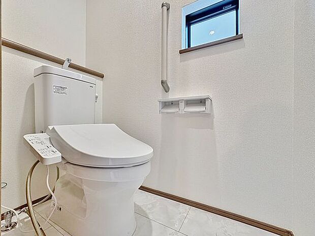 「ウォシュレット機能付き」優れた節水効果や汚れが付きにくい便座など、ほしかった機能が揃ったウォシュレット一体型トイレです。収納に便利な吊戸棚を備え付けています。