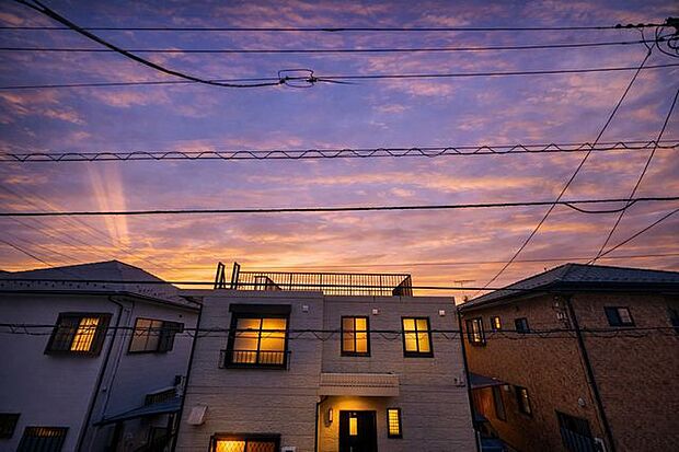 「穏やかな街並みの眺望」穏やかな街並みを一望しながら、爽やかな風と柔らかく降り注ぐ陽光を感じて頂けます。心地良い開放感が暮らしにゆとりと充足感をもたらします。