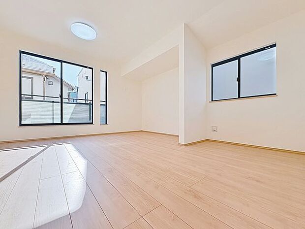 「採光面の多いLDＫ。」広々約17帖のLDK。家族団らんの場やソファーでゆっくりとくつろぐスペースにオススメです。