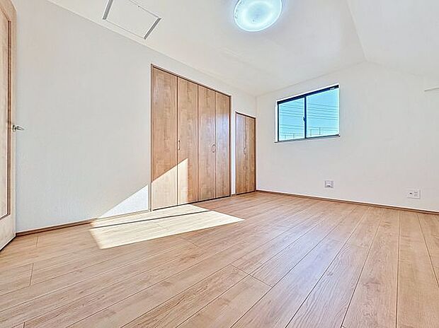 「7帖。ゆとりの主寝室」主寝室は十分な広さに加えて、快適に目覚められるよう、大きな採光窓を設けました。