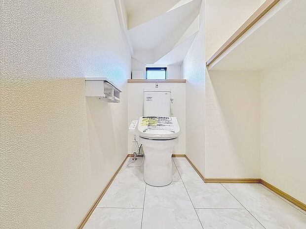 「温水洗浄便座付きトイレ」トイレは快適な温水洗浄便座付です。清潔感のあるホワイトで統一しました。いつも清潔な空間であって頂けるよう配慮された造りです。