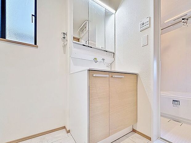 「洗面台」シンプルだからこそ使いやすい。スタンダードなデザインの洗面ボウルは清潔感あるホワイトです。