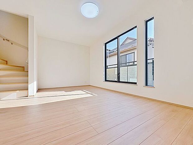 「2階リビングダイニング。」2階LDKのメリットは、団欒空間のプライバシーが守られることです。コミュニケーションに欠かせないリビング階段も、室内の雰囲気をおしゃれに演出します。