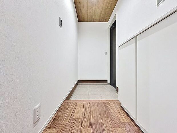 「玄関」清潔印象の玄関です。スペースを無駄なく活用し、使いやすいシューズボックスを設置しております。