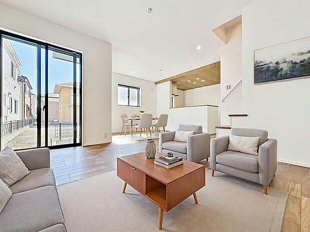 「寛ぎ空間。17.5帖リビング」空気感という居心地の良いBGMは、心からのやすらぎと満足感を与えてくれます。(画像内の家電・家具等はCGです。本物件には付帯されません。)