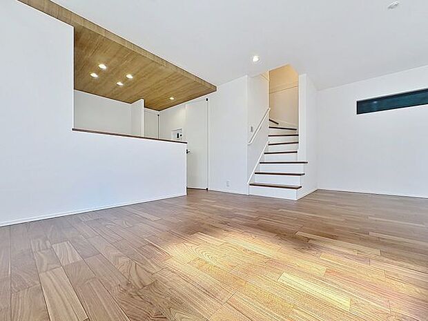 「リビング階段でコミュニケーションがとりやすい空間設計。」居心地の良いリビングダイニングには自然と家族みんなが集まってきます。明るく穏やかな空気のなかで飲んだり、食べたり、笑ったり。