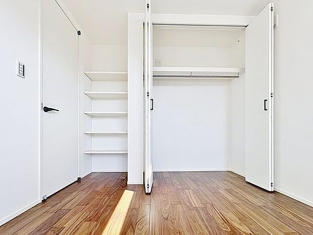 「収納完備」居室には収納スペースを完備し、自由度の高い家具の配置が叶うシンプルな空間です。