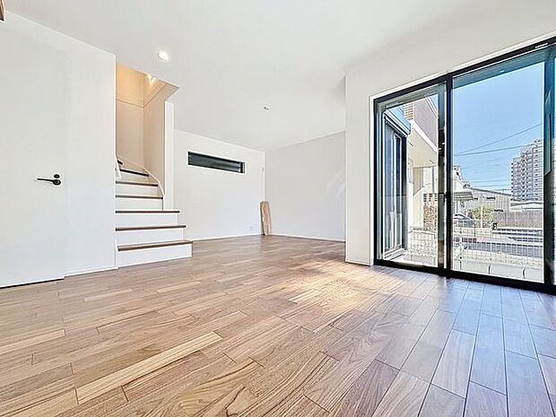 「南向きで明るい。寛ぎの空間リビング」毎日過ごす場所だからこそ、飽きのこないデザインが大事。本当に欲しい「寛げる空間」を実感して頂けます。